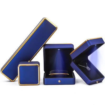 Gelang Kalung Earrings Cincin Kotak Perhiasan dengan bahan ramah lingkungan dan lampu LED