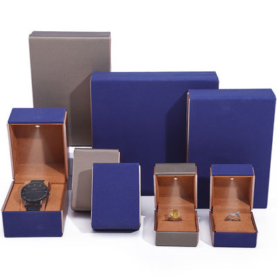 Beli OEM Logo Eye Catching Velvet Perhiasan Packaging Set dengan LED Light Soft Touch Lining online manufacture