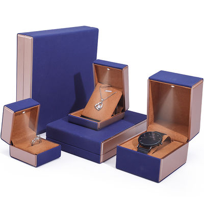 OEM Logo Eye Catching Velvet Perhiasan Packaging Set dengan LED Light Soft Touch Lining
