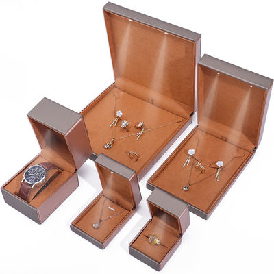 OEM Logo Eye Catching Velvet Perhiasan Packaging Set dengan LED Light Soft Touch Lining