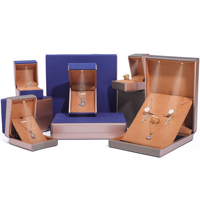 OEM Logo Eye Catching Velvet Perhiasan Packaging Set dengan LED Light Soft Touch Lining