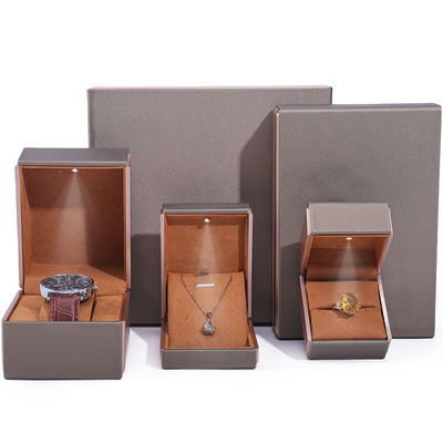 OEM Logo Eye Catching Velvet Perhiasan Packaging Set dengan LED Light Soft Touch Lining