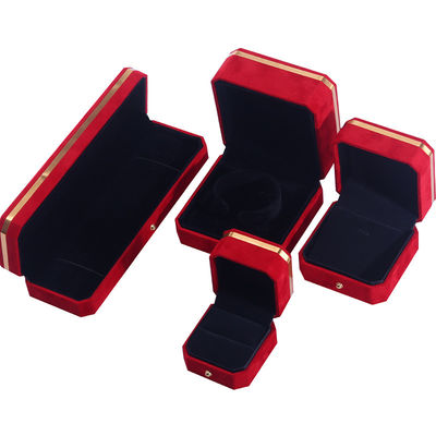 Pabrik grosir Kalung Ring Perhiasan Set Kotak kemasan Perhiasan kotak hadiah Custom logo merah Velvet Perhiasan Kotak dengan tepi emas