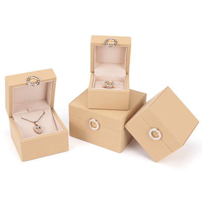 Beli Custom Hot Stamping Logo Empat-Leaf Clover PU Kotak Perhiasan Kulit untuk Cincin Ukuran Disesuaikan online manufacture