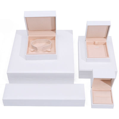 Custom 9x9x4cm Perhiasan Kotak kertas putih untuk gelang anting kalung cincin kemasan