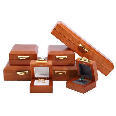 Custom Embossing Logo Luxury Kayu Perhiasan Box Packaging Untuk Gelang Kalung Set