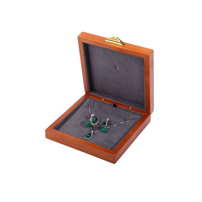 Custom Embossing Logo Luxury Kayu Perhiasan Box Packaging Untuk Gelang Kalung Set
