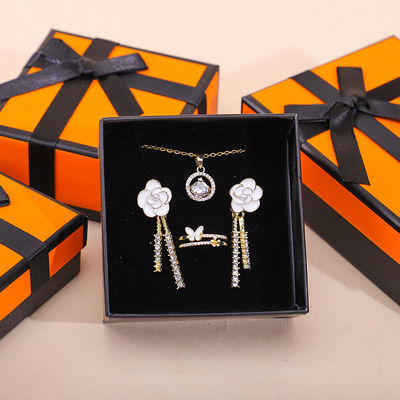 Grosir manufaktur hign end Perhiasan Kotak kemasan Logo khusus Custom Luxury Kalung Gelang Earring Cincin Perhiasan Set Kemasan kertas karton Perhiasan Kotak dengan kupu-kupu