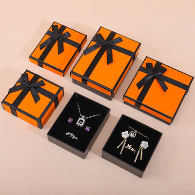 Grosir manufaktur hign end Perhiasan Kotak kemasan Logo khusus Custom Luxury Kalung Gelang Earring Cincin Perhiasan Set Kemasan kertas karton Perhiasan Kotak dengan kupu-kupu