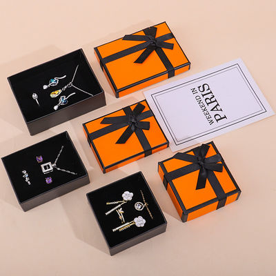 Grosir manufaktur hign end Perhiasan Kotak kemasan Logo khusus Custom Luxury Kalung Gelang Earring Cincin Perhiasan Set Kemasan kertas karton Perhiasan Kotak dengan kupu-kupu