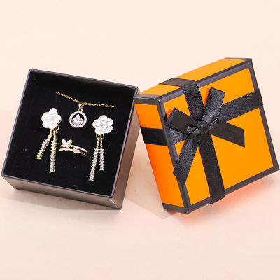 Grosir manufaktur hign end Perhiasan Kotak kemasan Logo khusus Custom Luxury Kalung Gelang Earring Cincin Perhiasan Set Kemasan kertas karton Perhiasan Kotak dengan kupu-kupu