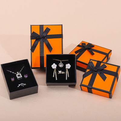 Grosir manufaktur hign end Perhiasan Kotak kemasan Logo khusus Custom Luxury Kalung Gelang Earring Cincin Perhiasan Set Kemasan kertas karton Perhiasan Kotak dengan kupu-kupu