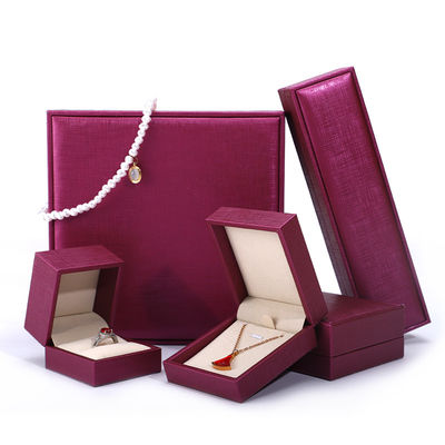 China manufaktur Grosir Perhiasan Mewah Kotak kemasan Custom high end Kalung Gelang Earring Cincin Kemasan mawar Merah Pu Kulit Perhiasan Kotak dengan logo