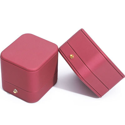 Wind Red Sleek PU Kulit Perhiasan Storage Packaging Box dengan ornamen tombol emas