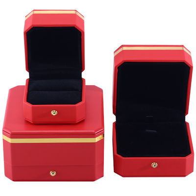 Beli Kotak Kemasan Kulit PU Octogonal Merah yang Menarik Mata dengan Perhiasan Emas online manufacture