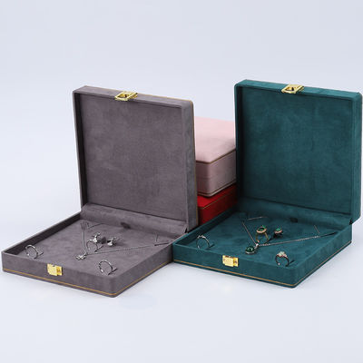 Soft Sleek Velvet Perhiasan Box Organizer Emas Buckle Mewah Perhiasan Case OEM