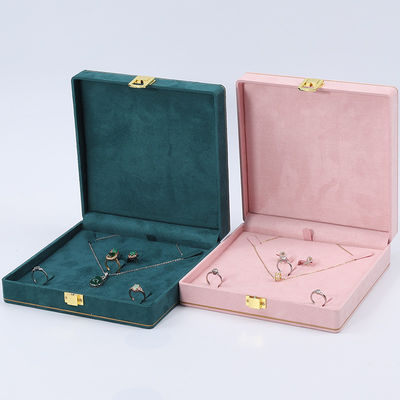 Soft Sleek Velvet Perhiasan Box Organizer Emas Buckle Mewah Perhiasan Case OEM