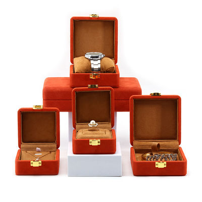 Red Soft Sleek Velvet Perhiasan Mewah Pengemasan penyimpanan dengan tutup cincin emas