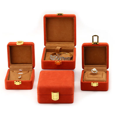 Red Soft Sleek Velvet Perhiasan Mewah Pengemasan penyimpanan dengan tutup cincin emas