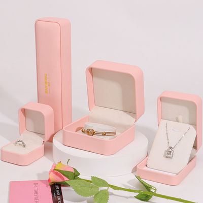 Pabrik Grosir Perhiasan Premium Kotak kemasan Logo Custom Disesuaikan Kalung Gelang Earrings Cincin Kemasan Kotak Perhiasan Kulit Pink