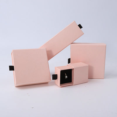 Pabrik grosir Eco Friendly hadiah berkualitas tinggi Kotak Perhiasan Pribadi Cincin Custom Kalung Earring Gelang Kemasan Pink Karton Paper Drawer Kotak Perhiasan dengan logo