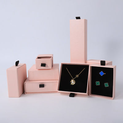 Pabrik grosir Eco Friendly hadiah berkualitas tinggi Kotak Perhiasan Pribadi Cincin Custom Kalung Earring Gelang Kemasan Pink Karton Paper Drawer Kotak Perhiasan dengan logo