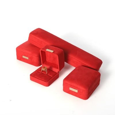 Pabrik grosir Perhiasan Mewah Kotak Pribadi High End Kalung Gelang Earrings Cincin Perhiasan Set Kemasan Kotak Perhiasan Velvet merah dengan logo