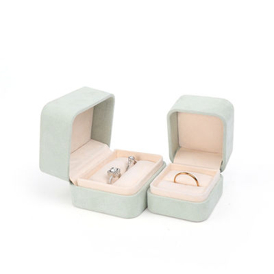 Grosir Perhiasan Kemasan Kotak Cincin Custom Perhiasan Kemasan Mewah Pernikahan Ganda Pertunangan Green Velvet Ring Box dengan logo