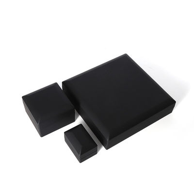 China manufaktur Grosir kualitas tinggi Led Perhiasan kotak Kemasan Kalung Gelang cincin Perhiasan Kotak Logo Custom High End Hitam Plastik Led Perhiasan Kotak dengan Cahaya