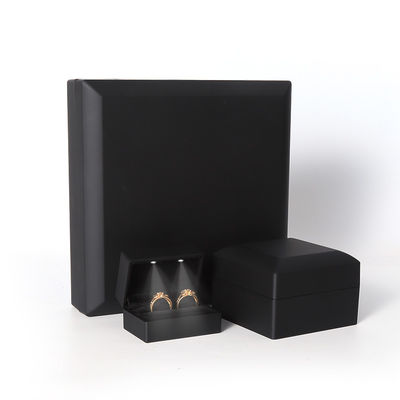 China manufaktur Grosir kualitas tinggi Led Perhiasan kotak Kemasan Kalung Gelang cincin Perhiasan Kotak Logo Custom High End Hitam Plastik Led Perhiasan Kotak dengan Cahaya