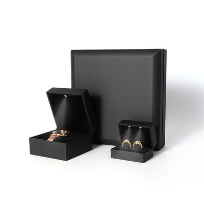 China manufaktur Grosir kualitas tinggi Led Perhiasan kotak Kemasan Kalung Gelang cincin Perhiasan Kotak Logo Custom High End Hitam Plastik Led Perhiasan Kotak dengan Cahaya