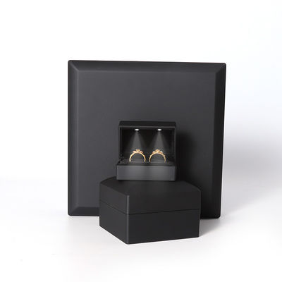 China manufaktur Grosir kualitas tinggi Led Perhiasan kotak Kemasan Kalung Gelang cincin Perhiasan Kotak Logo Custom High End Hitam Plastik Led Perhiasan Kotak dengan Cahaya