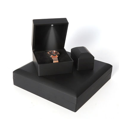 China manufaktur Grosir kualitas tinggi Led Perhiasan kotak Kemasan Kalung Gelang cincin Perhiasan Kotak Logo Custom High End Hitam Plastik Led Perhiasan Kotak dengan Cahaya