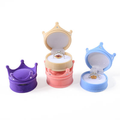 Kemasan perhiasan kotak cincin beludru mahkota lipat kelas atas yang dipersonalisasi untuk hadiah Liburan