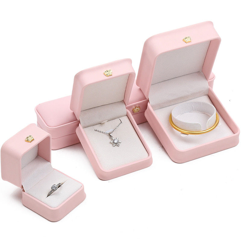 10*10*5cm Kotak Perhiasan Kulit Pink untuk Gelang Mahkota Gelang dan Cincin Logo Khusus