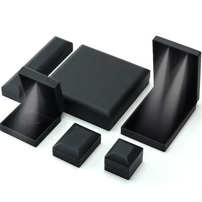 China manufaktur Grosir kualitas tinggi Led Perhiasan kotak Kemasan Kalung Gelang cincin Perhiasan Kotak Logo Custom High End Hitam Plastik Led Perhiasan Kotak dengan Cahaya