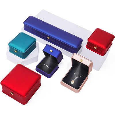 Customisable Glossy Plastic LED Terangnya Kotak Perhiasan Dengan Ornamen Mahkota Emas