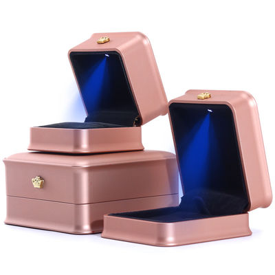 Custom Luxury Crown Jewelry Packaging Box dengan LED Light dan Plastic Velvet Material