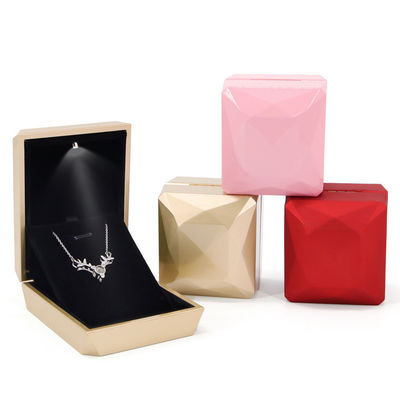 Custom Logo PU Plastik Perhiasan Kemasan Kotak dengan Lampu LED Hanhong Luxury Ring Box