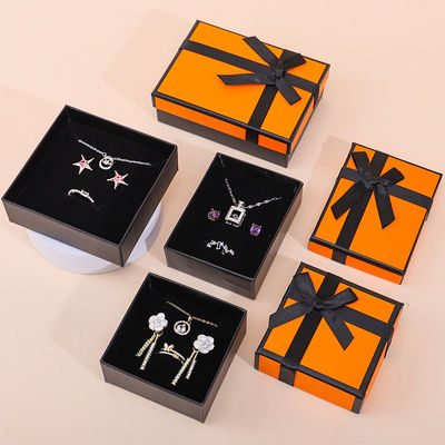 Grosir manufaktur hign end Perhiasan Kotak kemasan Logo khusus Custom Luxury Kalung Gelang Earring Cincin Perhiasan Set Kemasan kertas karton Perhiasan Kotak dengan kupu-kupu
