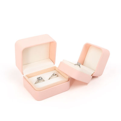 Grosir Perhiasan Kemasan Kotak Cincin Custom Perhiasan Kemasan Mewah Pink Perhiasan Kulit Double Ring Box untuk Pernikahan