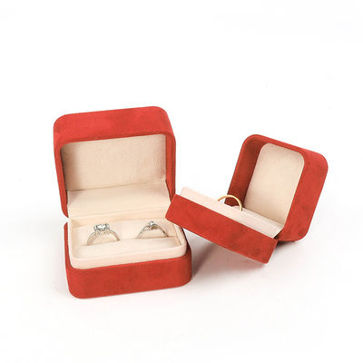 Grosir Perhiasan Kemasan Ring Box Custom Perhiasan Kemasan Mewah Pernikahan Ganda Pertunangan Red Velvet Ring Box dengan logo